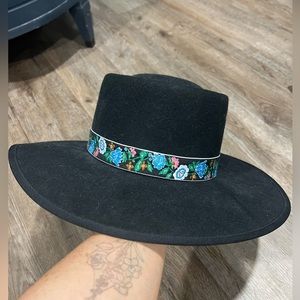 Olive & Pique Black Hat Floral Trim